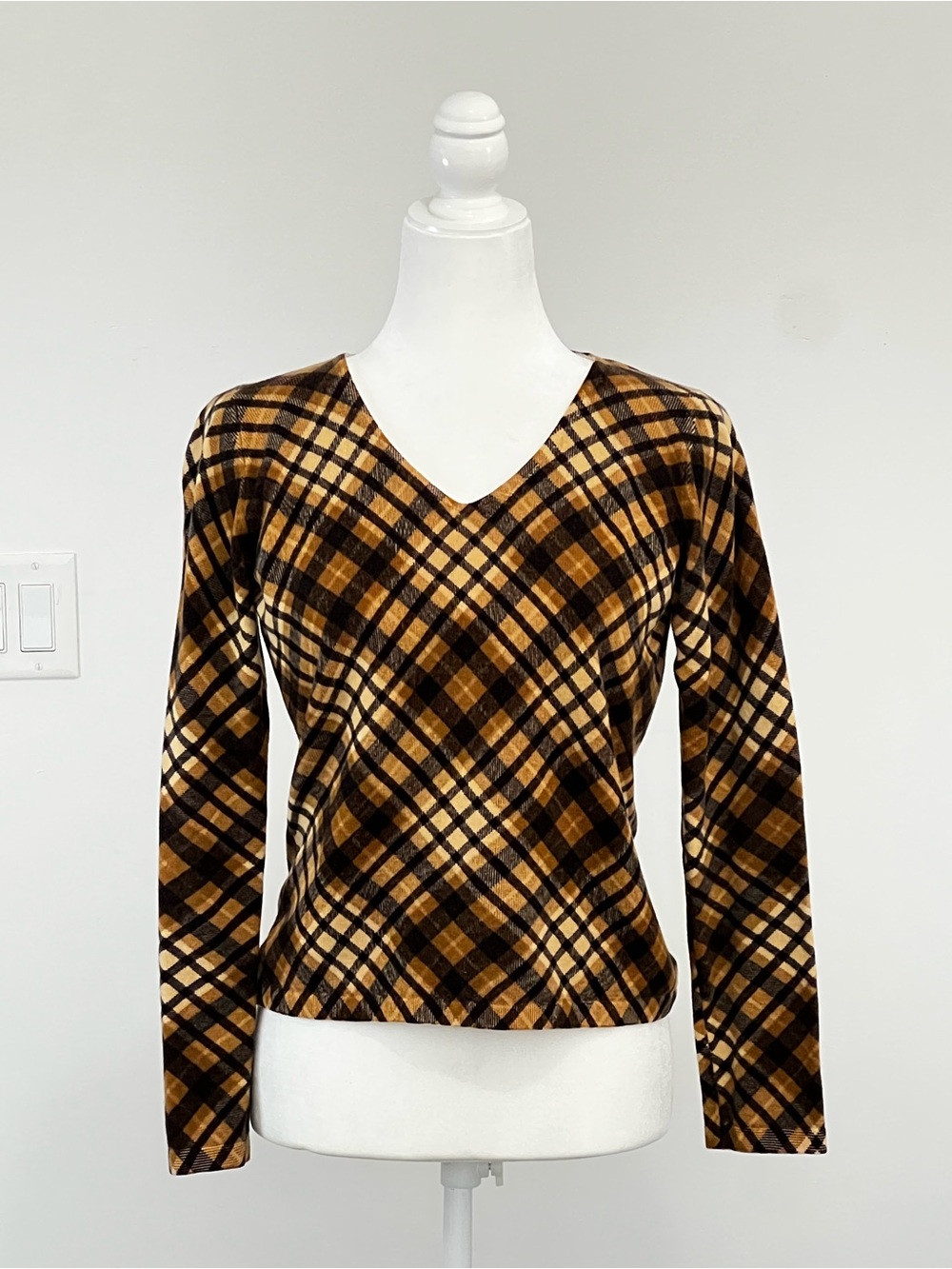Bruno Manetti 100% Cashmere Plaid V-Neck
Sweater Made in Italy Size S